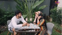 Ini adalah keseruan Irish Bella dan suami saat syuting vlog sambil menikmati minuman segar. Foto: Instagram @_irishbella