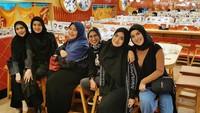 Tak hanya itu, banyak momen Irish Bella saat kuliner bersama teman-teman yang diunggah di Instagramnya. Seperti pada momen ini. Foto: Instagram @_irishbella