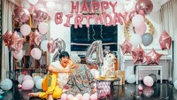 Juga ada momen dengan sang suami saat diberikan kejutan ulang tahun, berupa kue bertingkat berwarna putih dan dengan hiasan bunga mawar. Foto: Instagram @_irishbella
