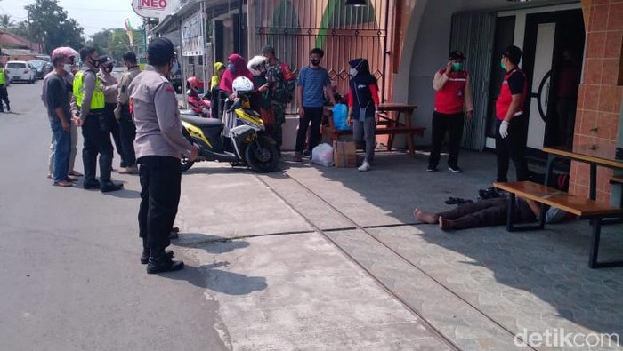 Kakek di Tasikmalaya tiba-tiba pingsan di depan toko