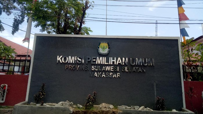 Kantor KPU Sulsel tutup sementara usai dikunjungi Ketua KPU RI Arief Budiman yang dinyatakan positif Corona