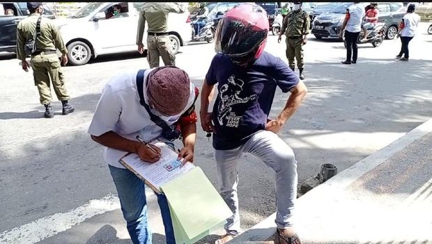 Kelebihan kapasitas, mobil Gugus Tugas COVID-19 Maluku kena razia operasi yustisi di Ambon (Muslimin Abbas/detikcom)