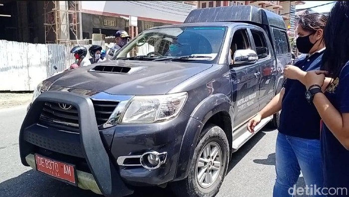 Kelebihan kapasitas, mobil Gugus Tugas COVID-19 Maluku kena razia operasi yustisi di Ambon (Muslimin Abbas/detikcom)