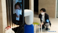 Seorang anggota staf menguji robot dengan fungsi telepresence. Foto: Dok. Tokyo metropolitan government/Handout via Xinhua