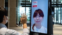 Orang-orang berbicara satu sama lain melalui robot. Foto: Dok. Tokyo metropolitan government/Handout via Xinhua