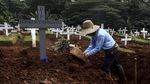 Coba Lihat Potret Tak Kenal Lelah Petugas Makam Corona