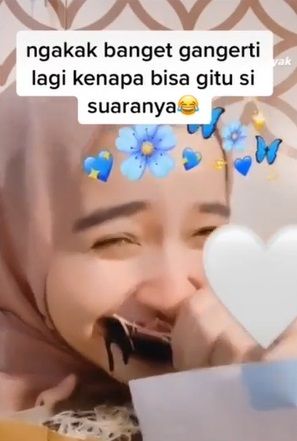 Kocak! Wanita Ini Review Piscok, Saat Digigit Suaranya Kayak Kentut
