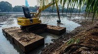 Sementara itu ekskavator tampak mengeruk lumpur yang mengendap di Situ Parigi. Hal itu dilakukan untuk mengantisipasi pendangkalan.