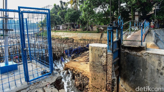 Kondisi Terkini Pintu Air Situ Parigi yang Jebol Karena Hujan Kondisi pintu air Situ Parigi yang jebol terlihat menyisakan robekan tanggul dengan panjang sekitar 2 meter di Tangerang Selatan, Sabtu (19/9/2020). Pintu air tersebut jebol karena tidak kuat menahan volume air saat hujan deras pada Selasa (15/9) malam. Sebagai catatan, Situ Parigi sedang dalam proses revitalisasi sejak beberapa pekan lalu.