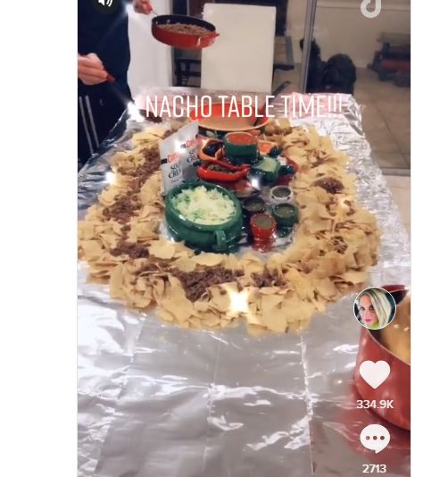 Makan Nachos yang Ditumpahkan di Atas Meja
