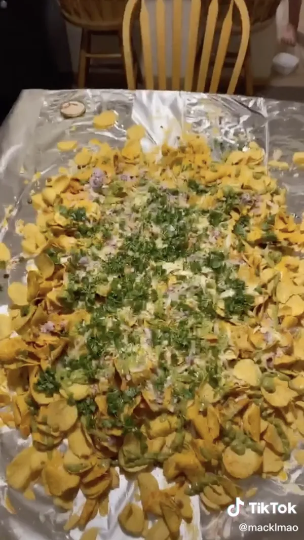 Makan Nachos yang Ditumpahkan di Atas Meja