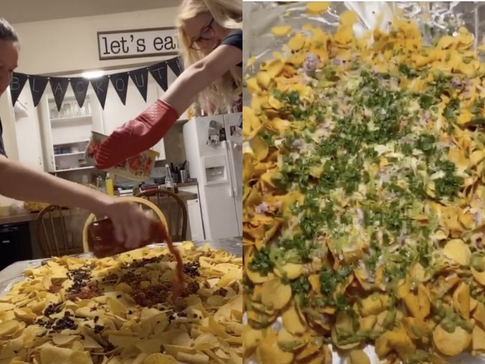 Makan Nachos yang Ditumpahkan di Atas Meja