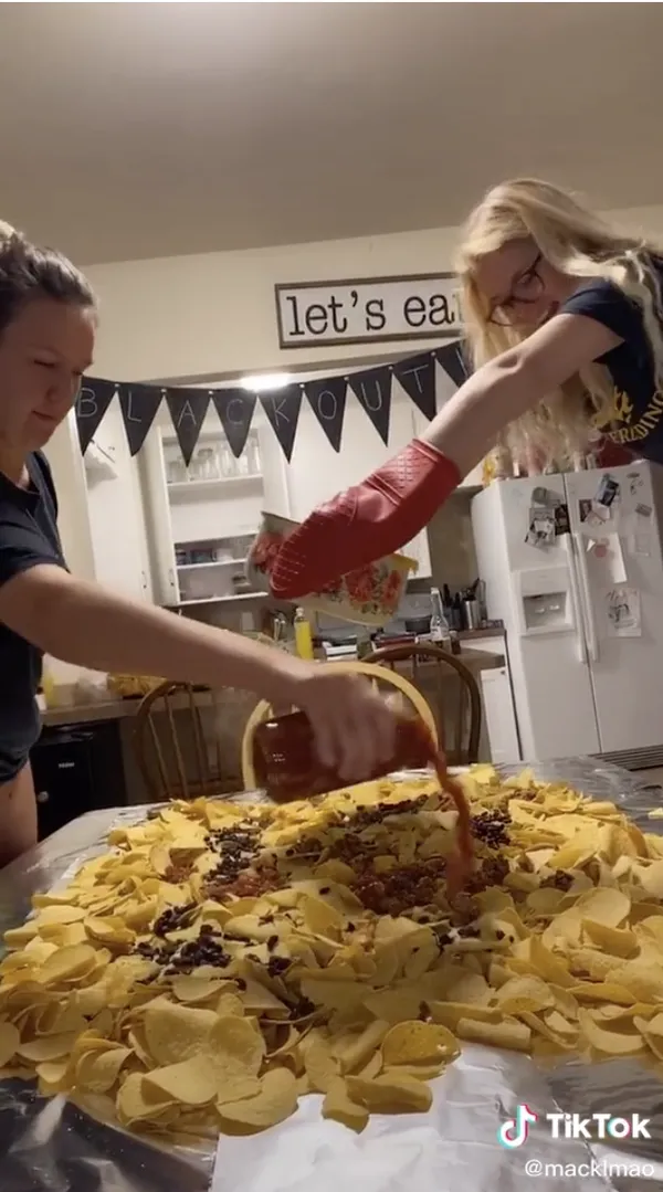 Makan Nachos yang Ditumpahkan di Atas Meja