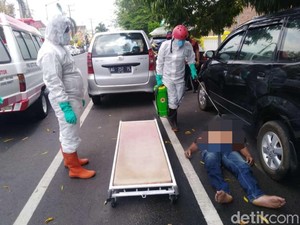 Turun dari Mobil Lalu Meninggal, Pria di Blitar Dievakuasi Petugas Ber-APD