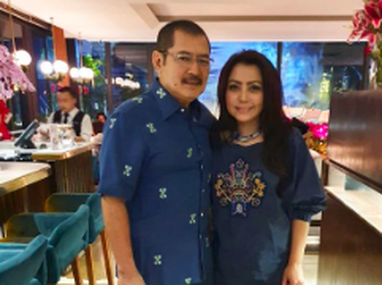 Potret Romantis Bambang Trihatmodjo dan Mayangsari Saat Makan Bareng