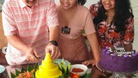 Perayaan ulang tahun pernikahan Bambang dan Mayang begitu meriah. Mereka potong tumpeng dan cake enak. Foto: Instagram mayangsaritrihatmodjoreal