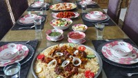“Nasi Mandi  passs buat suami & tmn2nya lunch after jumatan👌😍💖,” tulis Mayang di keterangan foto. Wah, kambing panggangnya bikin salah fokus! Foto: Instagram mayangsaritrihatmodjoreal