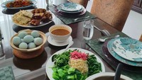 Bukti lain kalau Mayang sering masak makanan enak untuk suami dan anaknya. Kali ini ia membuat pecel sayuran hingga tempe goreng. Foto: Instagram mayangsaritrihatmodjoreal