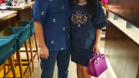 Mereka sempatkan makan berdua di restoran. Bambang dan Mayang kompak pakai baju biru tua. Foto: Instagram mayangsaritrihatmodjoreal