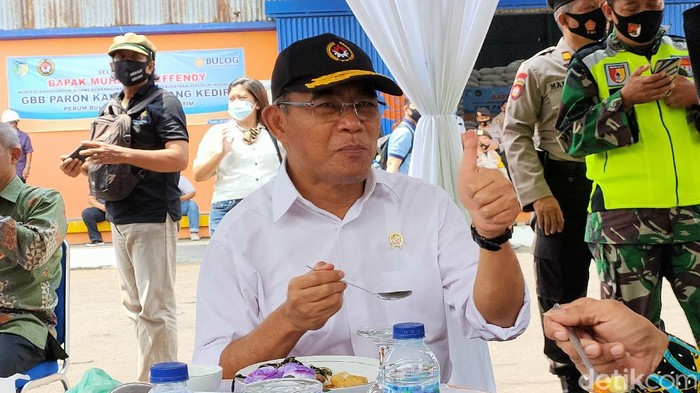 Menko PMK Muhadjir Effendy menyebut kasus perceraian turun 37 persen selama panemi COVID-19. Terhitung mulai April hingga Agustus 2020.