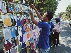 Masker Scuba Dipersoalkan, Pedagang Pusing Omzet Anjlok