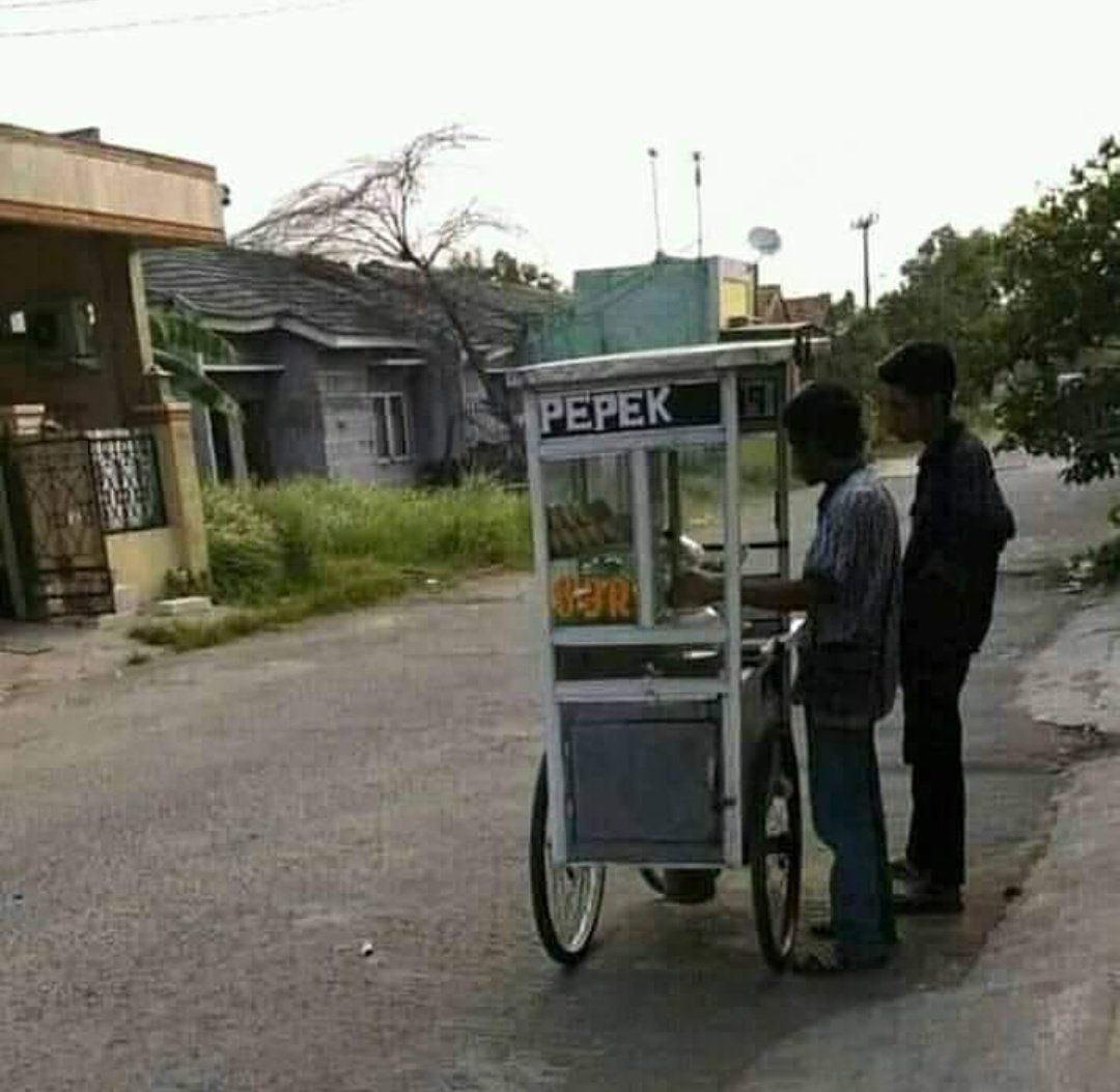 Netizen Langsung Mikir Ngeres Gegara Tulisan di Gerobak Pempek Typo
