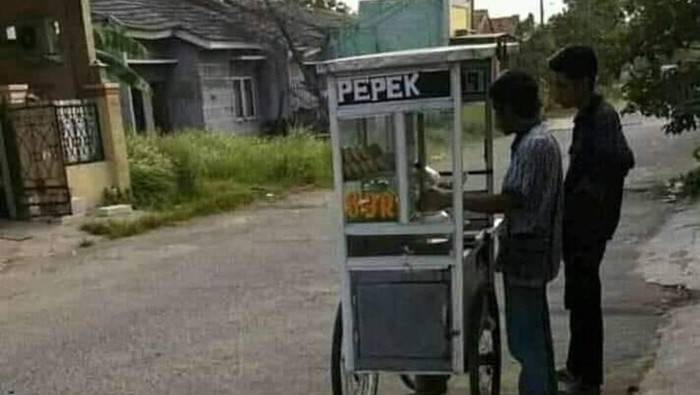 Netizen Langsung Mikir Ngeres Gegara Tulisan di Gerobak Pempek Typo Netizen Langsung Mikir Ngeres Gegara Tulisan di Gerobak Pempek Typo