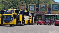 Namun masih ada bus wisatawan yang datang ke objek wisata Lembang meski tak ramai seperti biasanya.