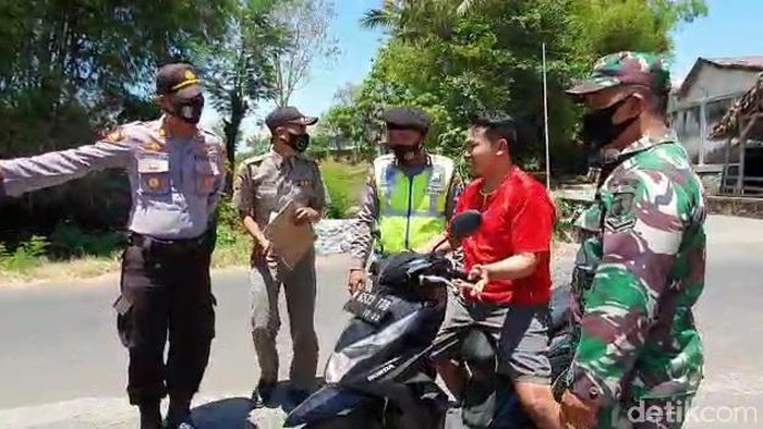 M Toha kaget kepergok tim pemburu pelanggar protokol kesehatan saat melintas di jalan Desa Candibinangun, Kecamatan Sukorejo, Kabupaten Pasuruan. Toha yang tak memakai masker ngeyel tak mau disanksi karena merasa tak salah.