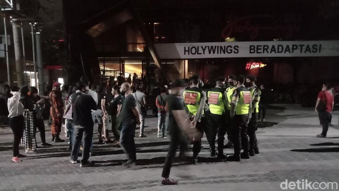 Ratusan warga yang asyik nongkrong di kawasan Taman Apsari Surabaya bubar, setelah Tim COVID-19 Hunter datang untuk razia.