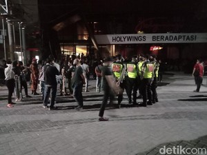 Ratusan Pengunjung Kafe di Surabaya Bubar Saat Didatangi Tim COVID-19 Hunter
