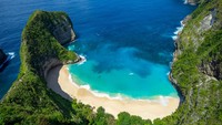 Pantai Kelingking di Nusa Penida, Bali katanya mirip kelingking. Namun banyak juga yang menyebutnya seperi kepala T-Rex. (Shutterstock)