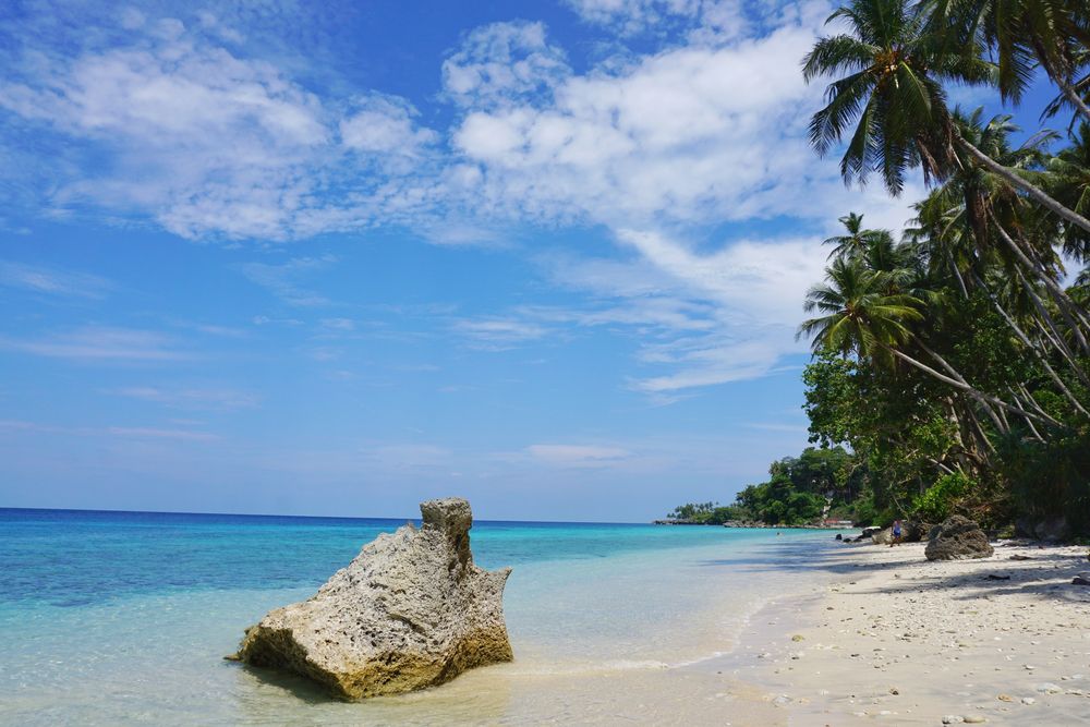 Belum Terjamah 5 Pantai  di  Indonesia  Ini Masih Asri Banget