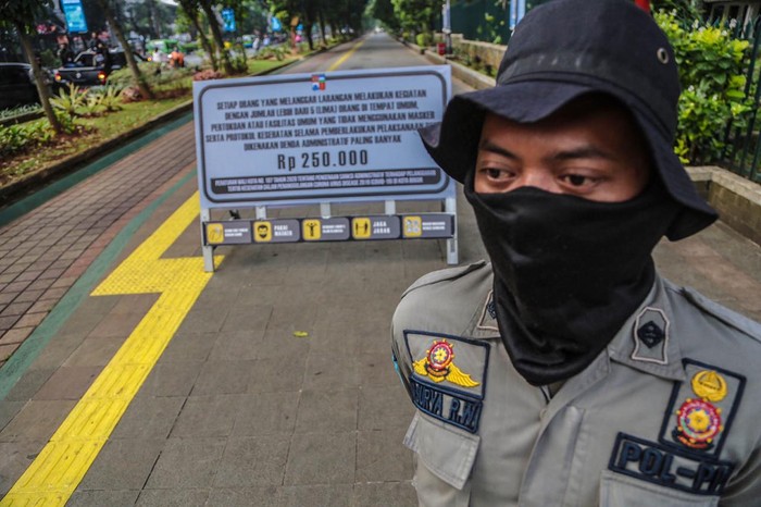 Pedestrian di Kebun Raya Bogor Sepi di Hari Pertama Sterilisasi