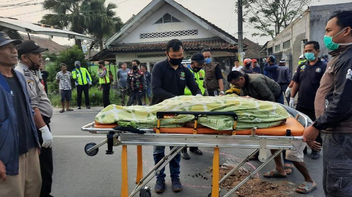 Pemotor di Sukabumi tewas ditabrak ambulans