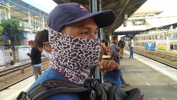 Pengguna KRL di Stasiun Tanah Abang