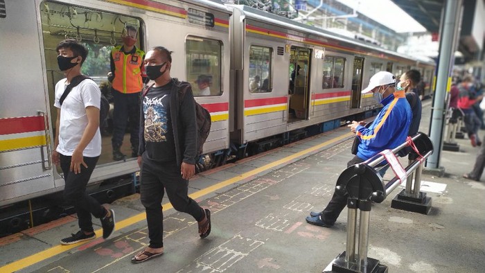 Pengguna KRL di Stasiun Tanah Abang