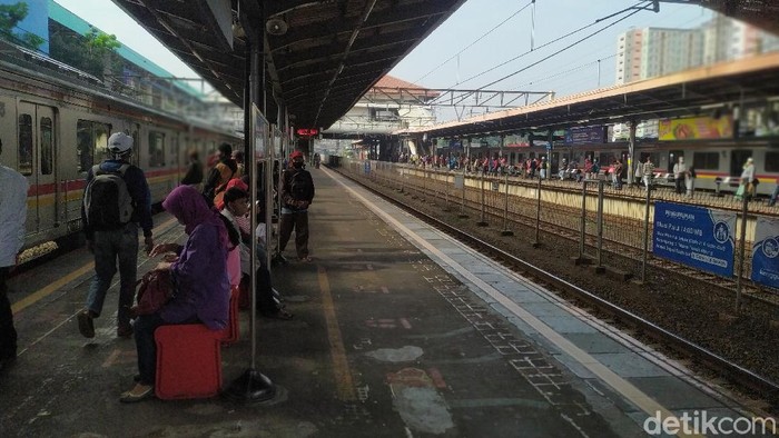 Penumpang KRL di Stasiun Tanah Abang (Luqman N Arun/detikcom)