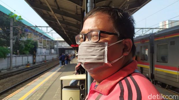 Penumpang KRL di Stasiun Tanah Abang (Luqman N Arun/detikcom)