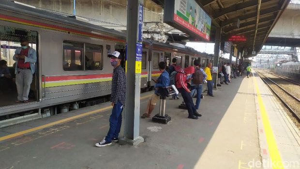 Penumpang KRL di Stasiun Tanah Abang (Luqman N Arun/detikcom)