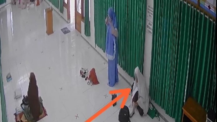 Perempuan di Cianjur terekam CCTV mencuri ponsel di masjid