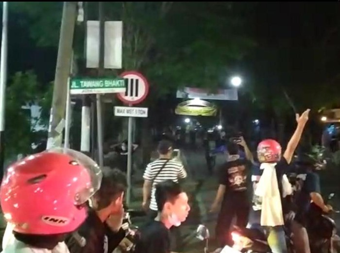 Video detik-detik perusakan tugu pesilat di Kota Madiun beredar. Ternyata kelompok perusak sempat bentrok dengan sejumlah warga setempat.