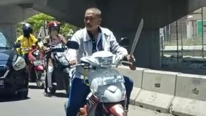 Pria di Makassar yang viral karena bawa motor bawa parang tanpa helm dan masker