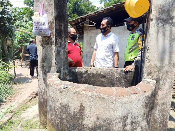 Diduga karena lemas setelah berkali-kali buang air besar, pria di Bitar jatuh ke sumur. Ia bertahan di dalam sumur selama 7 jam.