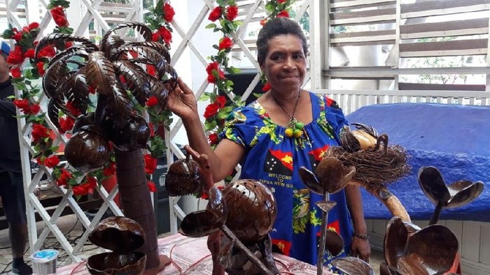 Produk Kerajinan batok kelapa yang ditampilkan perajin asal Papua