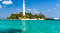 Pulau Lengkuas yang berada di Belitung identik dengan mercusuarnya. Mercusuar di Pulau Lengkuas sudah berdiri sejak tahun 1882, lho. Jadi, tak heran jika tempat ini sarat akan sejarah. Mercusuar setinggi 60 meter ini dibangunan di era kolonial Belanda. Sayangnya, pengunjung tidak boleh naik ke atas sejak tahun 2017.  Pesona Pulau Lengkuas tak hanya mercusuarnya saja, tapi pemandangannya yang indah. Biota lautnya juga cantik, jadi jangan lupa snorkeling saat ke sini. Dok. Shutterstock.