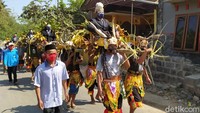 Empat calon dikirab warga yang memakai kostum kesenian.