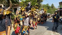 Para calon Ketua RW dikirab di atas kursi tandu dan tetap menerapkan protokol kesehatan.