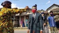 Sesampainya di lokasi, masing-masing calon harus dicek suhunya.