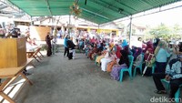 Lokasi pencoblosan tersebut berada di lapangan bola voli yang didirikan tenda dengan kursi layaknya proses pemilu.